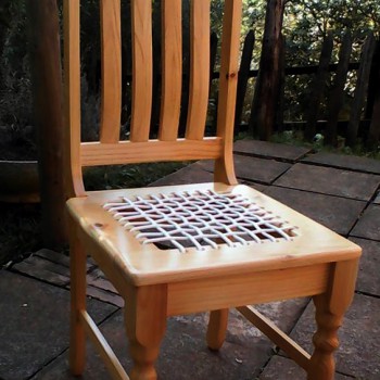riempie seat dining room chair